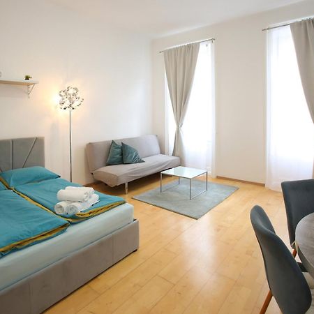 Apartamento Downtown Bliss Modern Retreat With Free Parking And Fast Internet 600 Mbits Viena Exterior foto